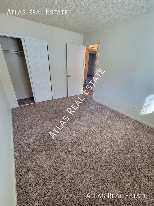 Building Photo - Renovated 2 Bed 1 Bath with Washer/Dryer &...