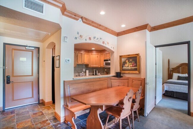 Building Photo - Villa 2015 1 Bed 1 Bath Full Kitchen
