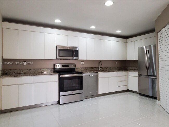 Building Photo - 561 Racquet Club Rd