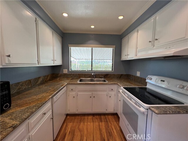Building Photo - 741 E Fairway Dr
