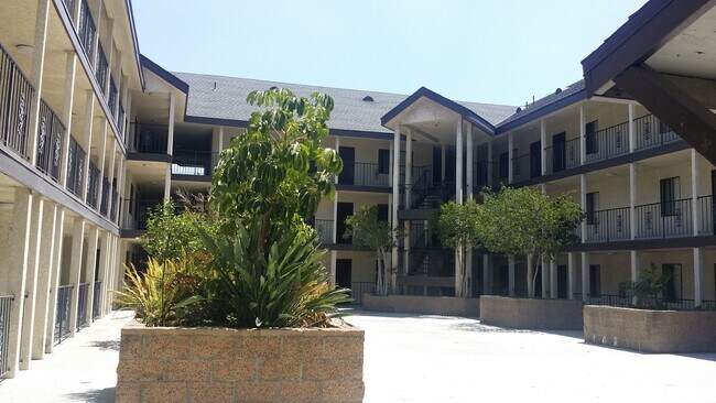 Foto del edificio - 25004 Frampton Ave