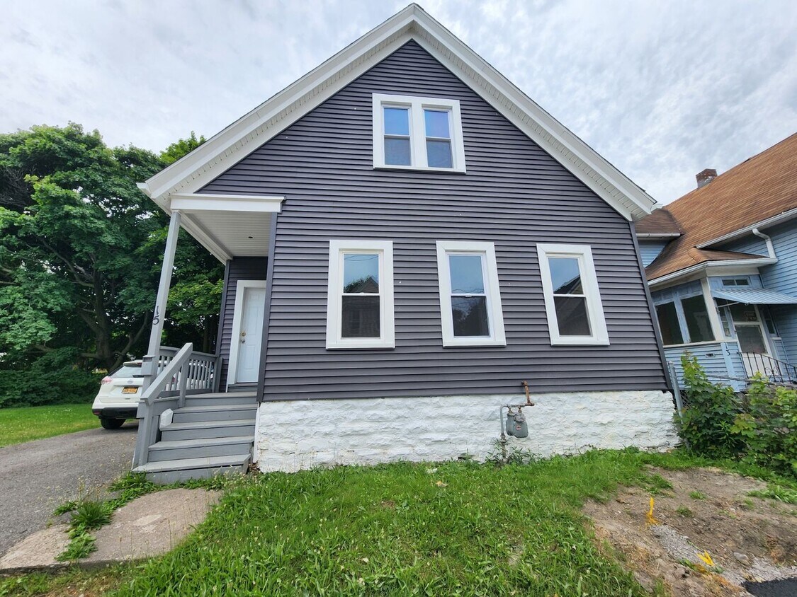 Primary Photo - Three Bedroom Single Family Home!