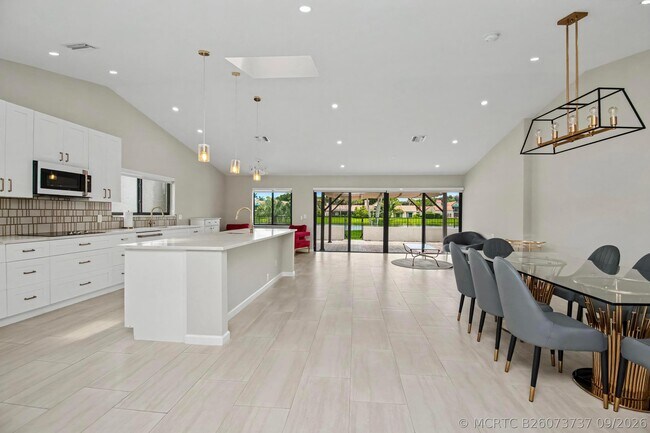 Building Photo - 21460 Laguna Dr