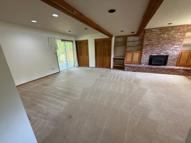 Building Photo - 3 Bedroom 2.5 Bath