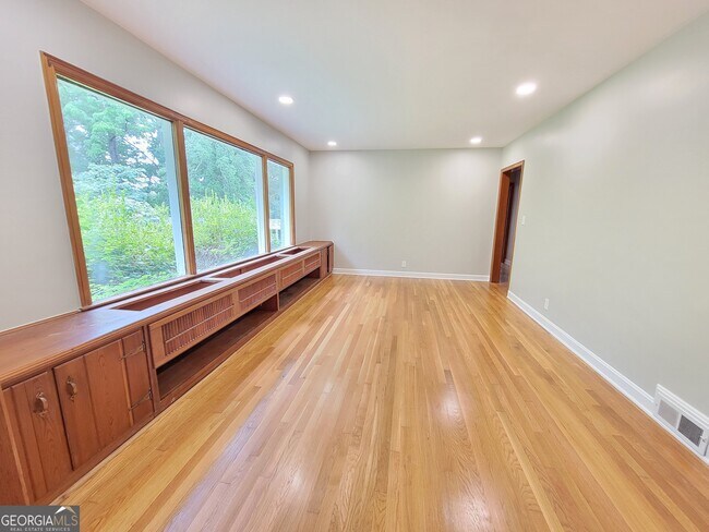 Building Photo - 2070 Black Fox Dr NE