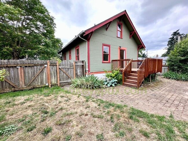 Building Photo - 2-Bedroom House with Fully Fenced Backyard...