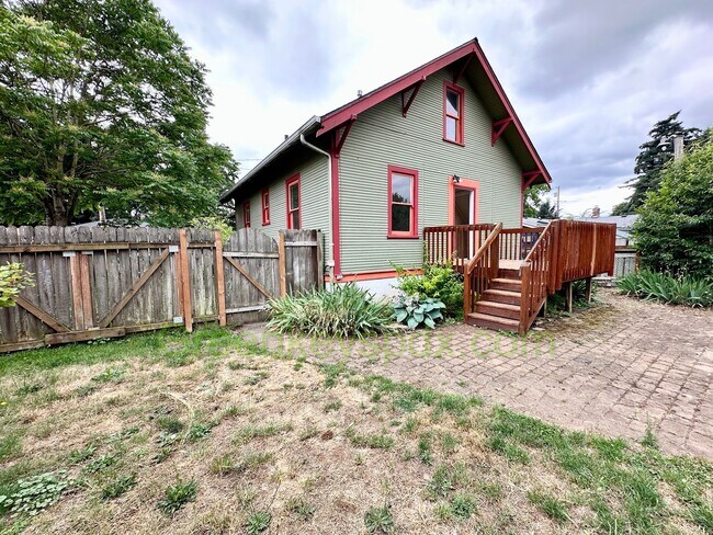 Foto del edificio - 2-Bedroom House with Fully Fenced Backyard...