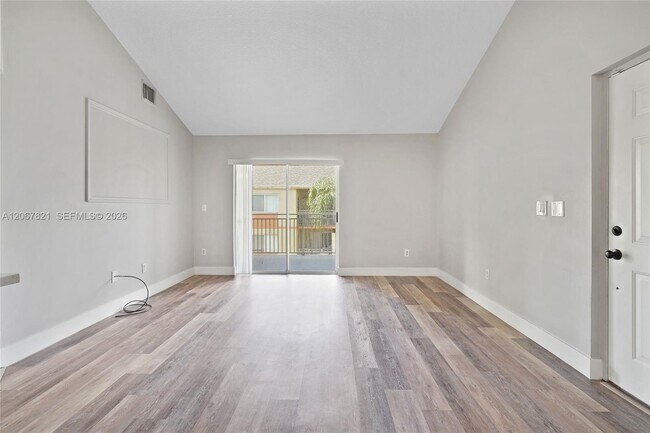 Foto del edificio - 18840 NW 57th Ave