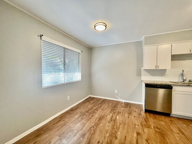 Foto del edificio - Spacious 2 Bedroom / 1 Bathroom Apartment ...