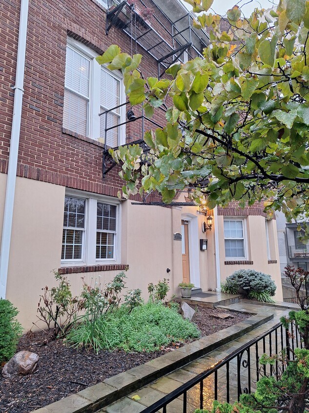 Foto principal - 3510 16th St NW