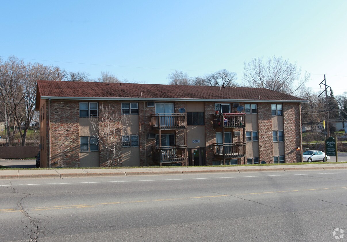 Shoreline Place Apartments in Mound, MN