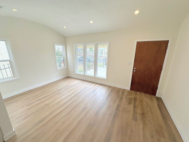 Foto del edificio - Front Unit, 2bd/1.5 bath with Central A/C and Heat and washer/dryer hookups