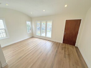 Building Photo - 1027 W 58th St
