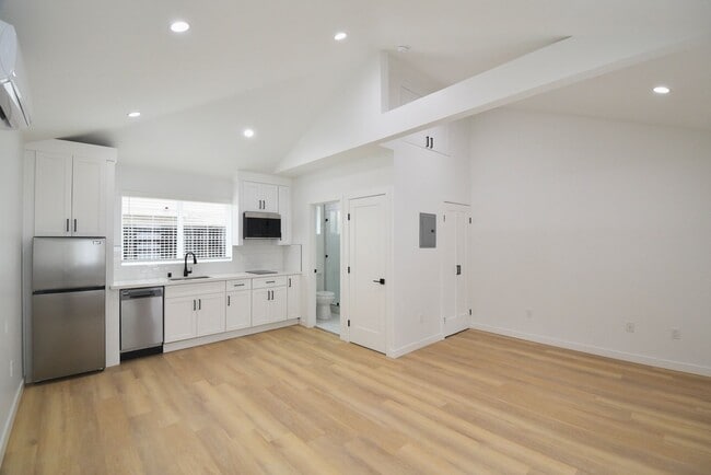Building Photo - 10919 Camarillo St