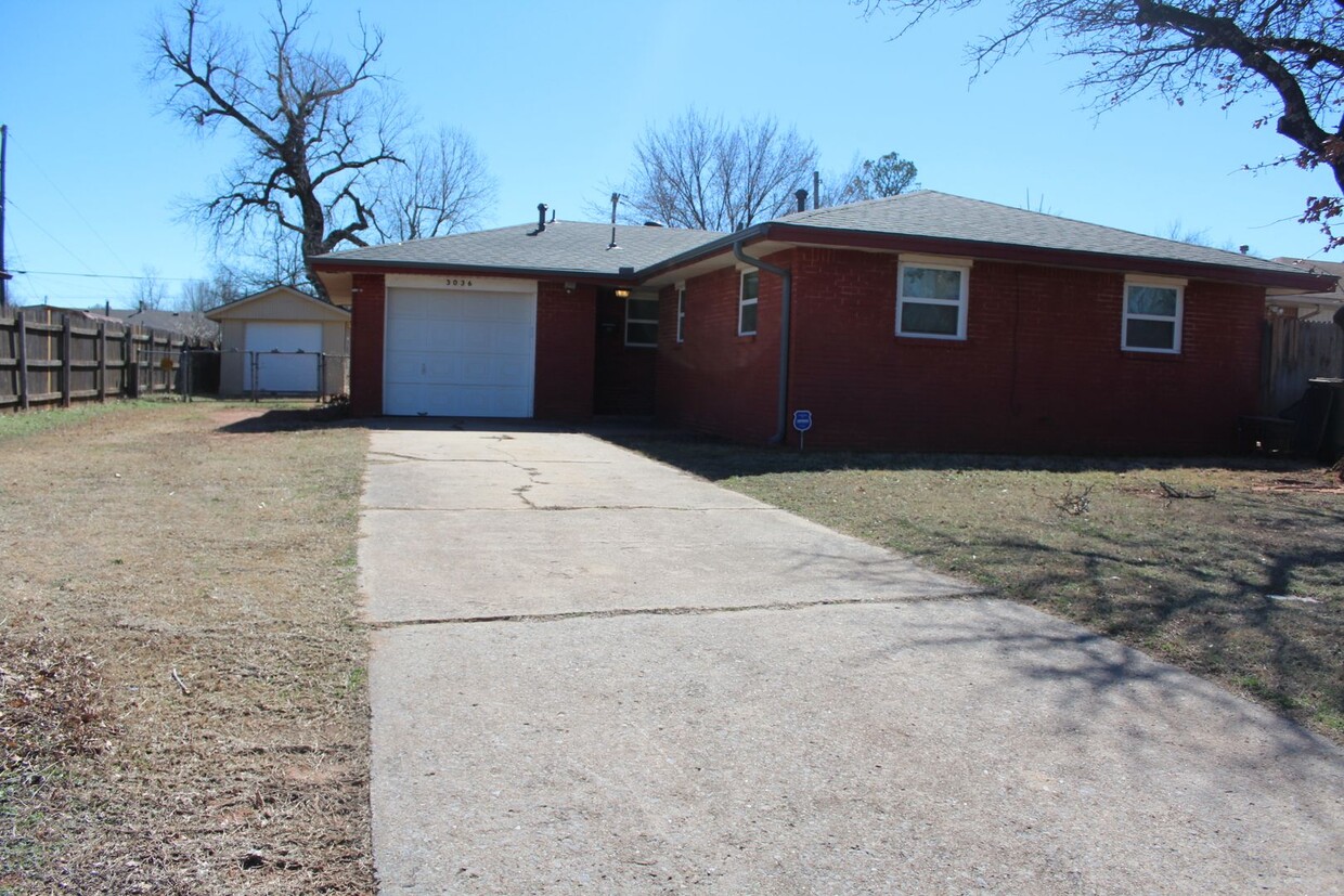 Foto principal - Attached & Detached Garages