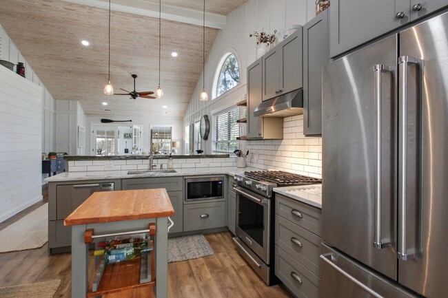 Foto del edificio - 70 River Oaks Cir