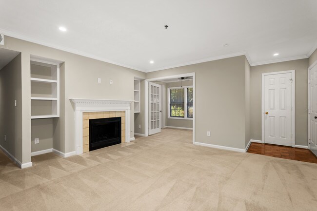 Building Photo - Calibre Lake