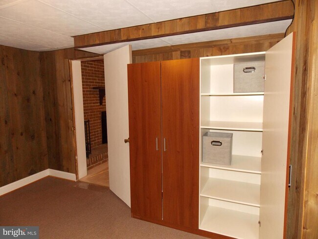 Building Photo - 9286 Rollingwood Dr