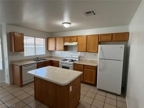 Building Photo - 2561 Rosy Sunrise St
