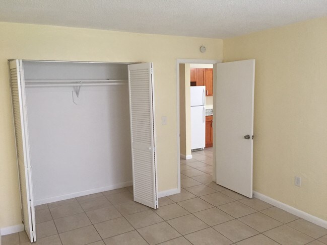 Building Photo - 257 S Royal Poinciana Blvd