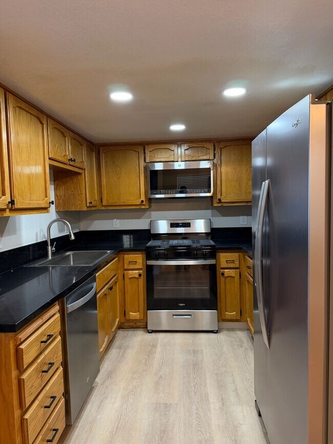 Foto del edificio - Please Contact VAUGHN REALTY to set up an appointment 760-446-6561