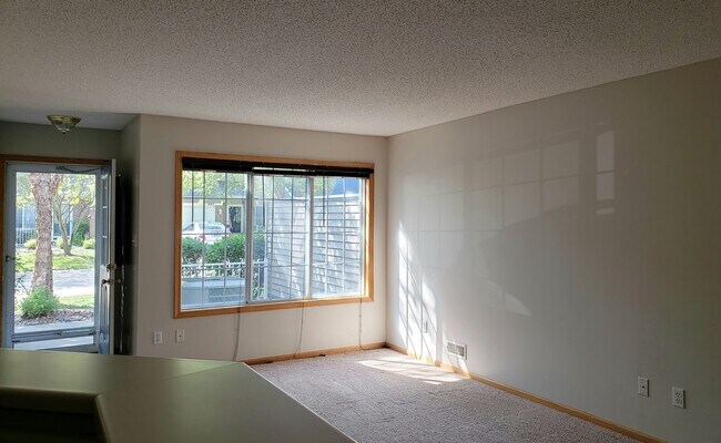 Living room- pic 2 - 6855 Woodland Ave