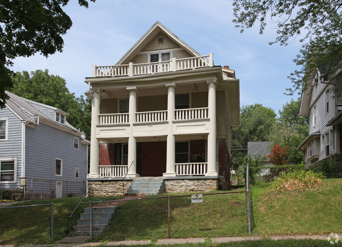 Primary Photo - 306 Spruce Ave