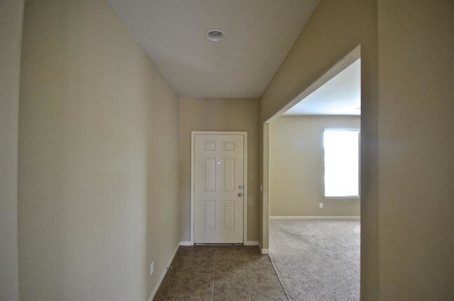 Foto del edificio - 8211 Running Brook Ln