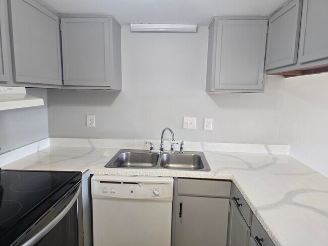 Foto del edificio - 308 Miracle Strip Pkwy SW
