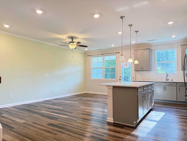 Foto del edificio - 3 Bedroom One Garage Townhome for Rent