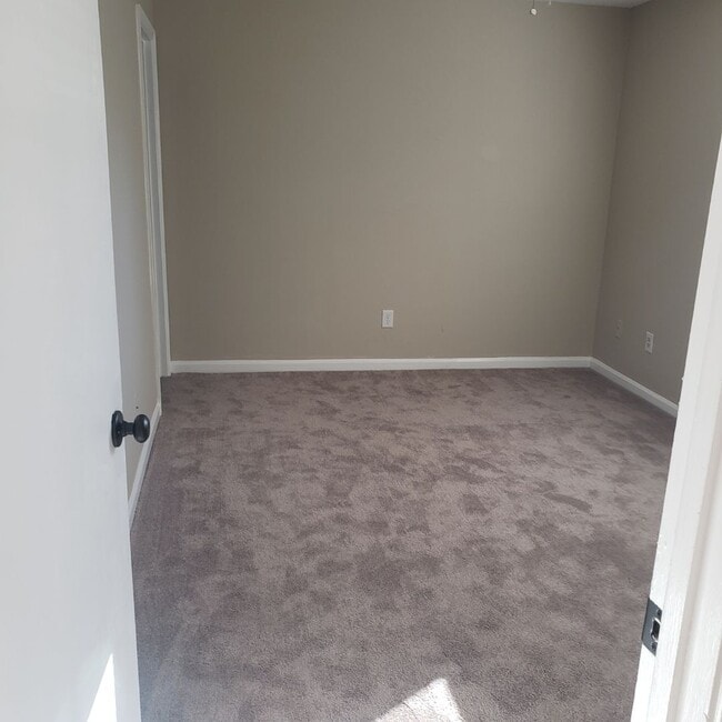 Building Photo - 302 Kentucky Dr