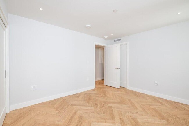 Foto del edificio - 12 Commonwealth Ave