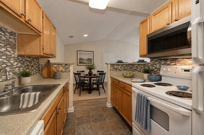 Building Photo - Forest Oaks Apartment Homes