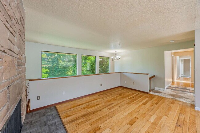 Building Photo - Five-bedroom in Kent, Scenic Hill Neighbor...