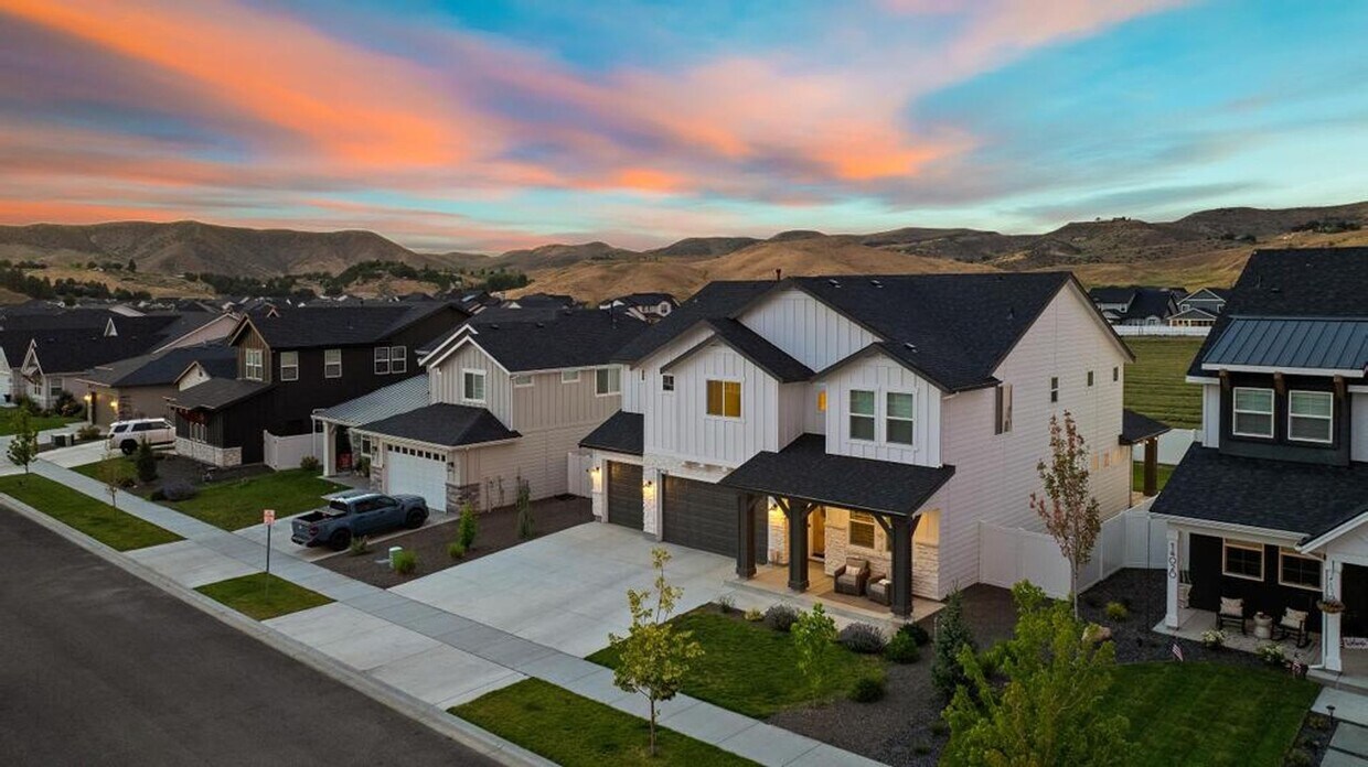 Foto principal - Luxurious Farmhouse Living in Dry Creek Ranch