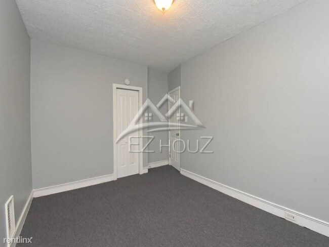 Building Photo - 3 br, 2 bath Apartment - 3121 Lawnview Ave