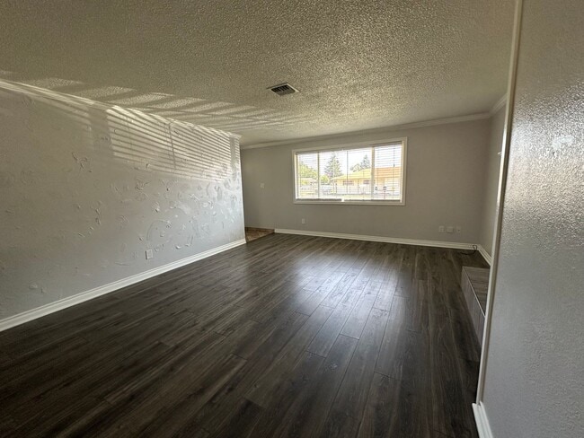 Building Photo - 5301 Bel Aire Dr
