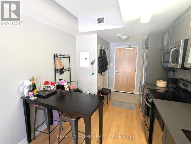 Building Photo - 40-2440 Nepean St