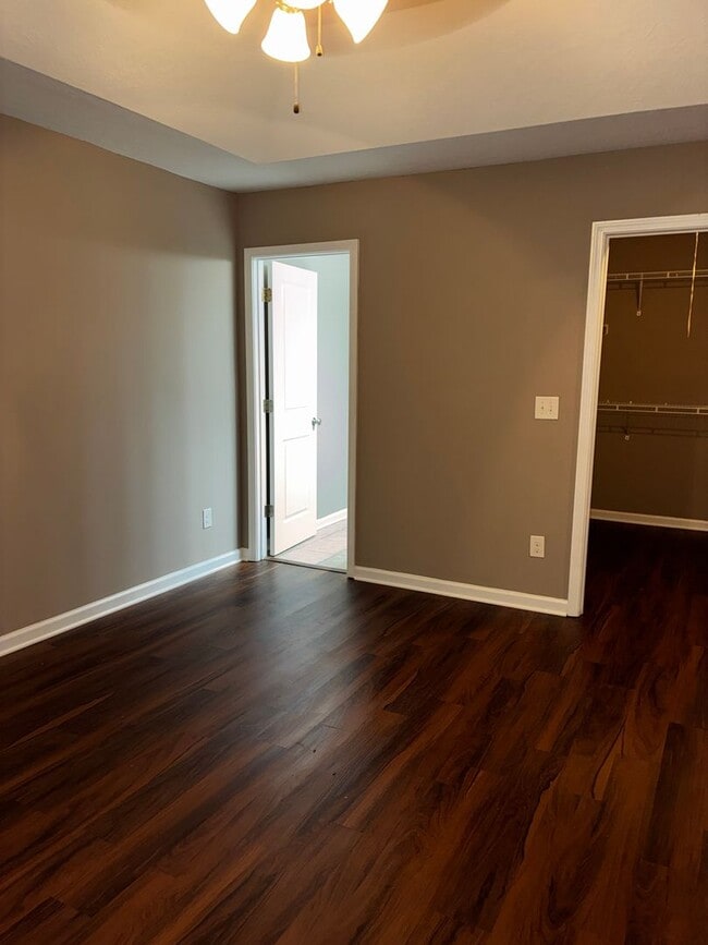 Building Photo - Elegant 3-Bedroom Townhouse with Modern Comforts.