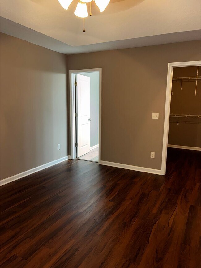 Foto del edificio - Elegant 3-Bedroom Townhouse with Modern Comforts.