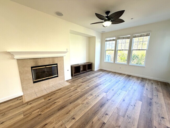Foto del edificio - Gorgeous Rarely Available Bayshore Townhome- Just in Time for Summer!