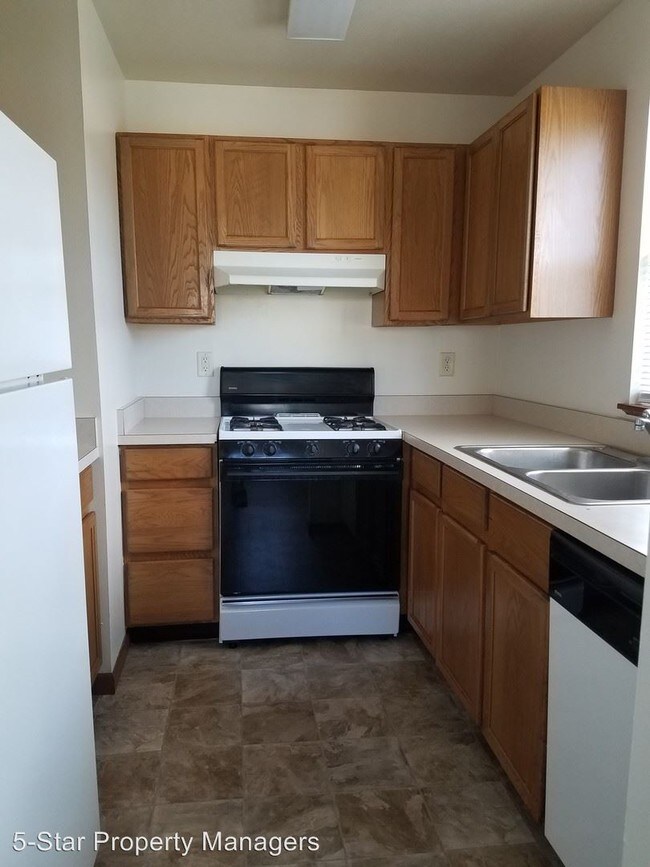 Building Photo - 213 Tanglewood Dr