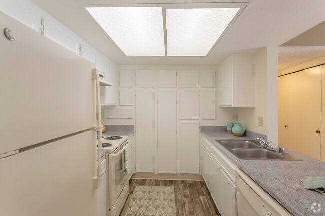 2 BR, 2 BA - 1007 SF - Sommerset