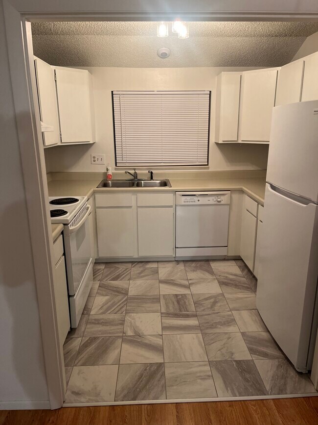 Foto del edificio - 961 Lakeside Dr
