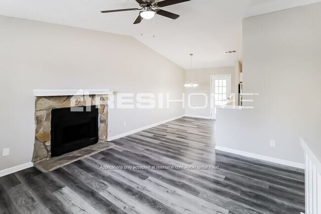 Foto del edificio - "Welcome Home! Get 1/2 month FREE RENT whe...