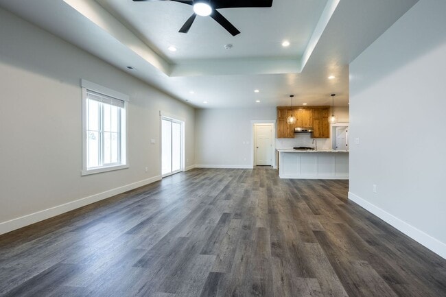 Building Photo - HOLY MOLY CHECK OUT THIS BEAUTIFUL 3 BED 2...
