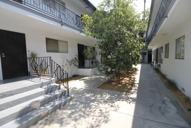 Building Photo - 750 N Hayworth Ave