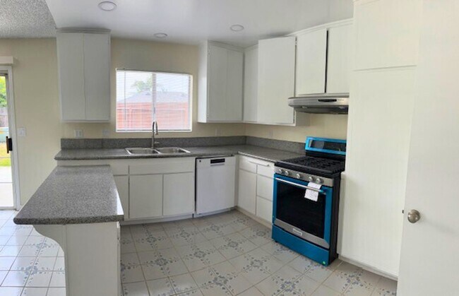Foto del edificio - 4 Bedroom Home for Lease in Westminster