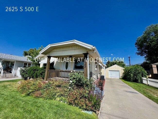 Building Photo - Fantastic 2 Bedroom Salt Lake Home! No Dep...