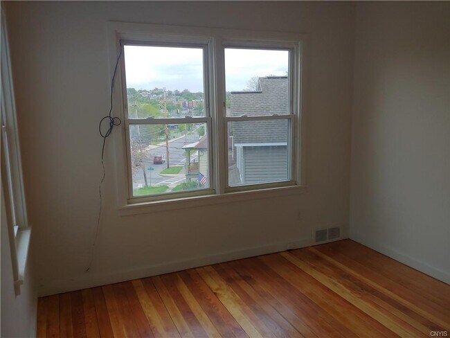 Building Photo - 211 Oak St